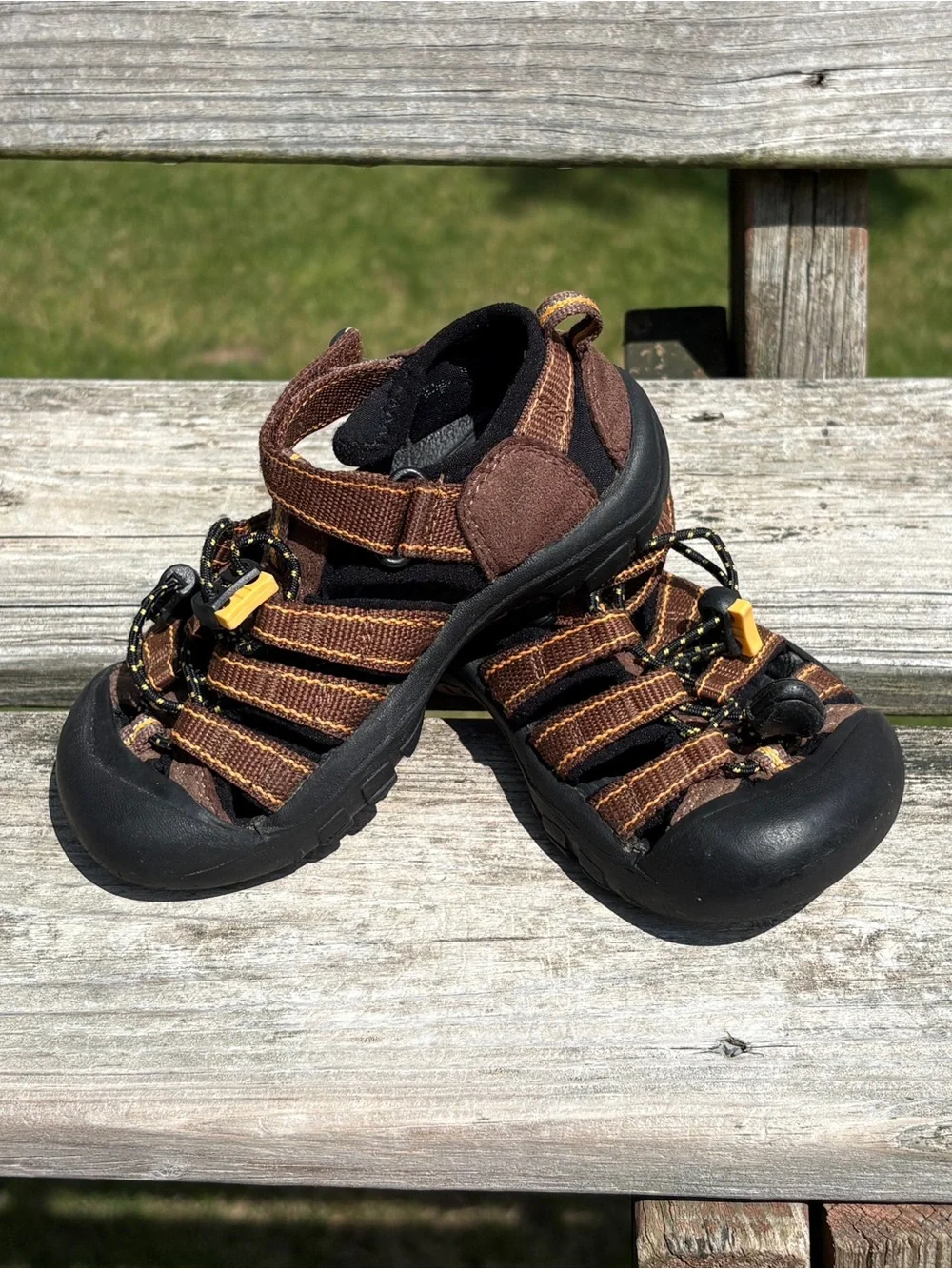Keen Newport H2 Waterproof Closed Toe Sandals Dark Earth/Spicy Orange Youth 10
